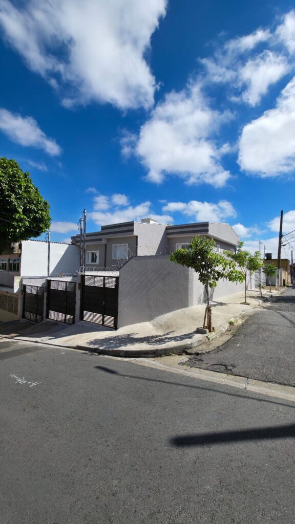 Sobrados Frontais com 2 quartos e vaga de carro