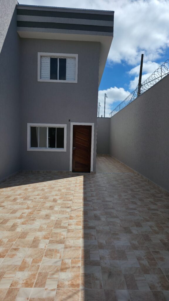 Sobrados Frontais com 2 quartos e vaga de carro