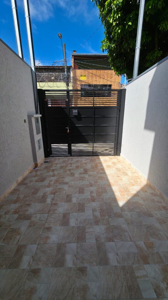 Sobrados Frontais com 2 quartos e vaga de carro