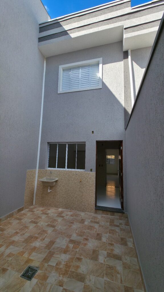 Sobrados Frontais com 2 quartos e vaga de carro