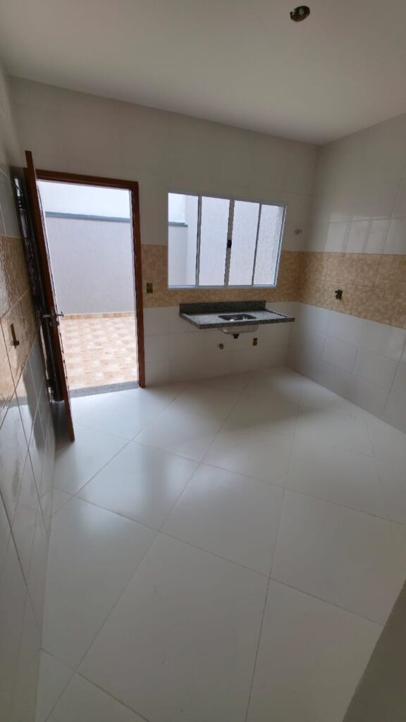 Sobrados Frontais com 2 quartos e vaga de carro