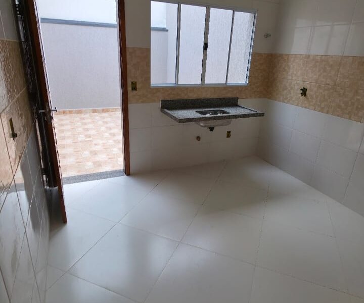 Sobrados Frontais com 2 quartos e vaga de carro